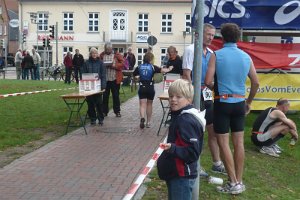 043 Hier warten...